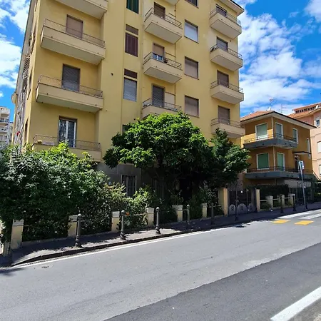 Casa Stella Centro Foce 200 Mt Dalla Passeggiata Imperatrice 圣雷默